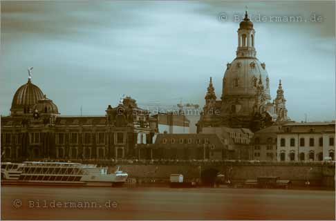 Bildtitel: "Die Brühlsche Terrasse in Dresden aufgenommen während des Elbe-Hochwassers 2006"