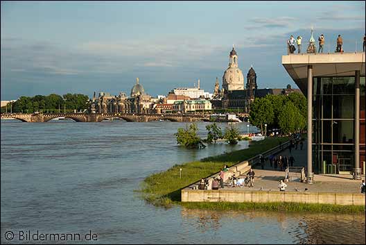 Bildtitel: "Elbe-Hochwasser Anfang Juni 2013 in Dresden - Elbe flood in early June 2013, Dresden"