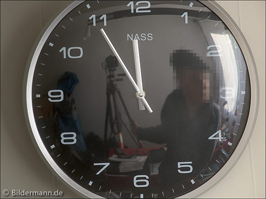 "self-mugshot with clock" &ndash; Bildermanns Foto des Monats Mai 2016 (&copy; by Bildermann 2016)