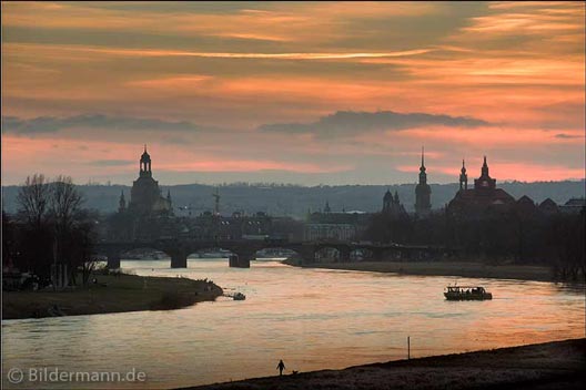"&raquo;Dresden Skyline &mdash; Sonnenuntergang mit Elbefähre 'Johanna'&laquo;" &ndash; Bildermanns Foto des Monats Juli 2016 (&copy; by Bildermann 2016)